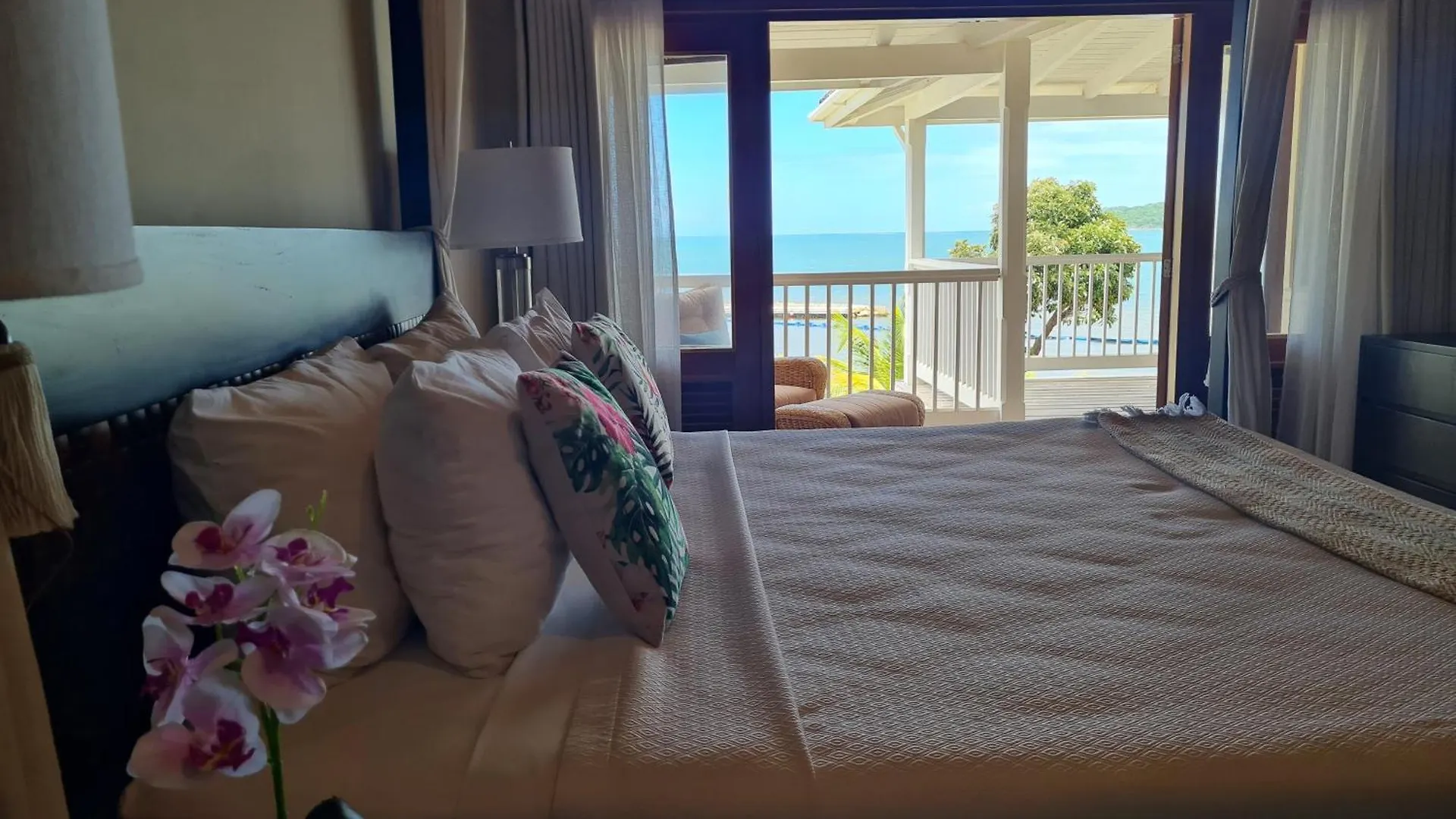 Beautiful 2 Bedroom Beach House - Nonsuch Bay Villa
