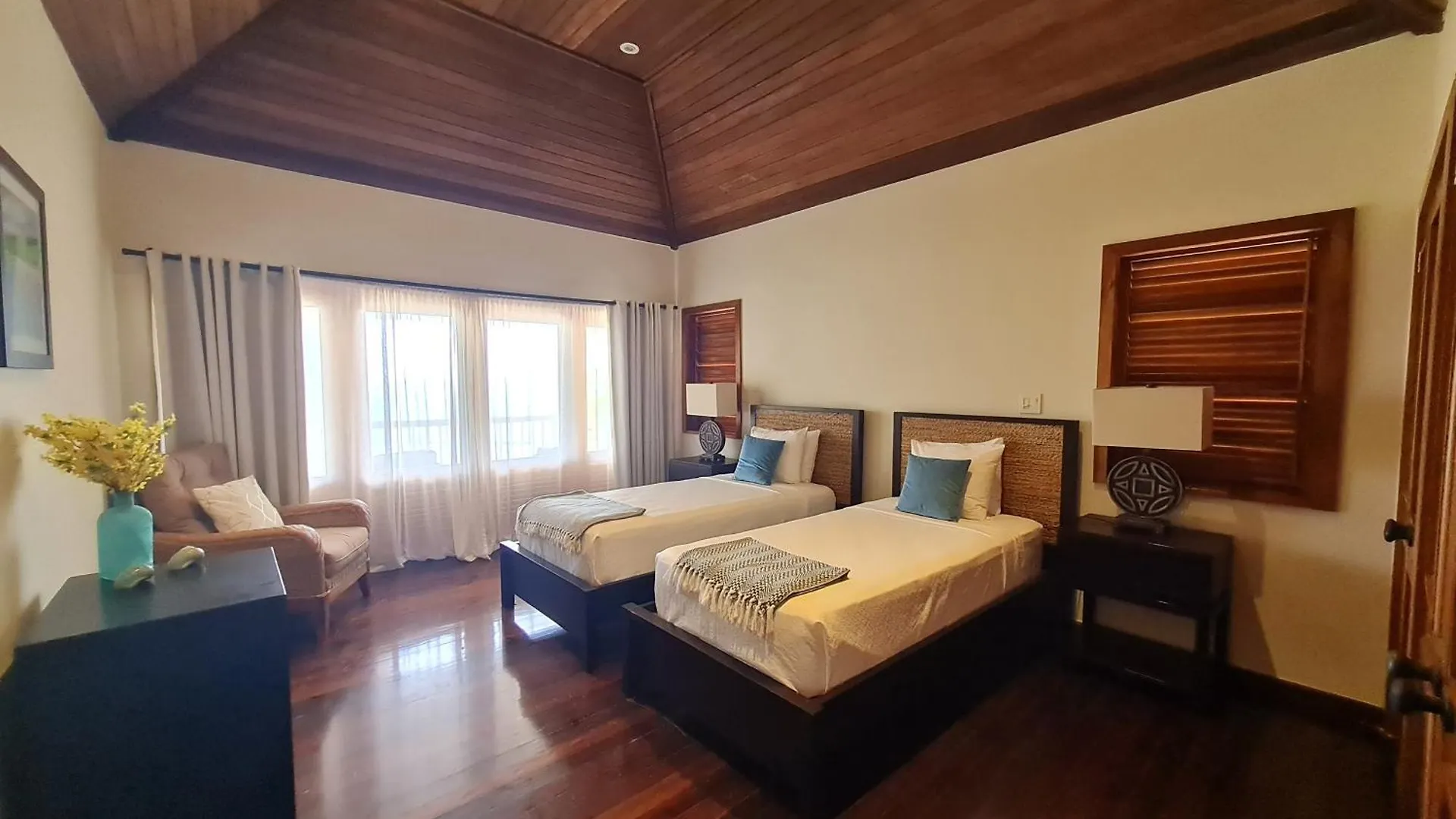 Beautiful 2 Bedroom Beach House - Nonsuch Bay