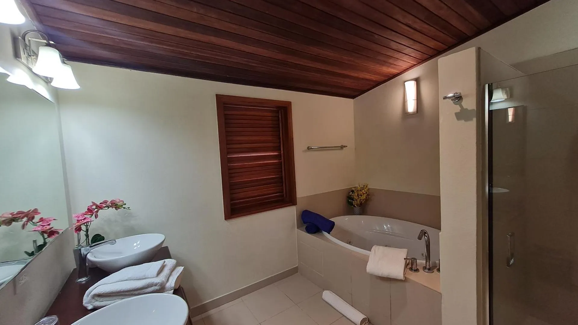Beautiful 2 Bedroom Beach House - Nonsuch Bay Villa Gaynors