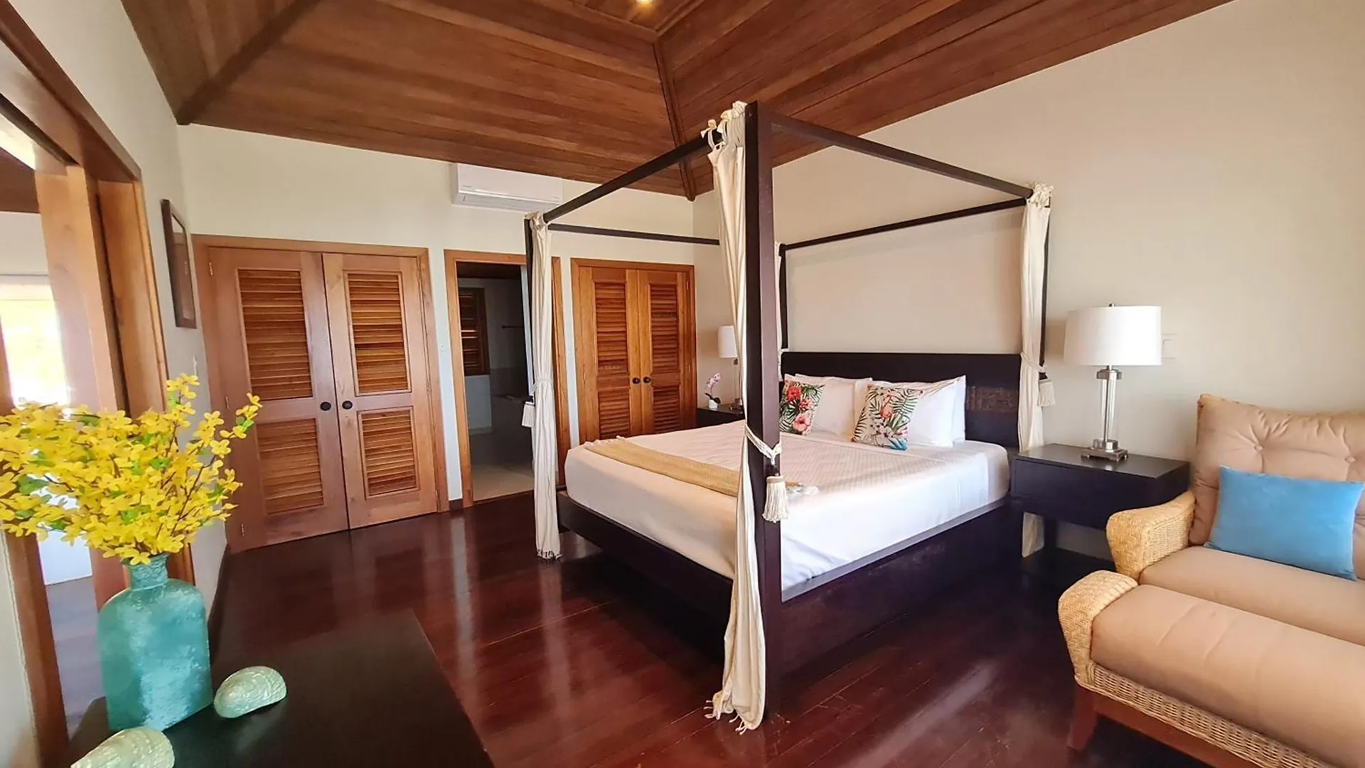 Beautiful 2 Bedroom Beach House - Nonsuch Bay